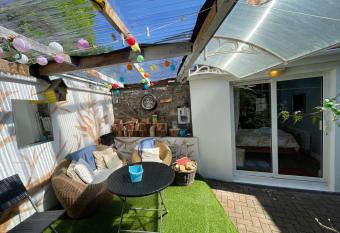 Centre of Killaloe Village, Lovely Apartment allows 18 year olds to book a room