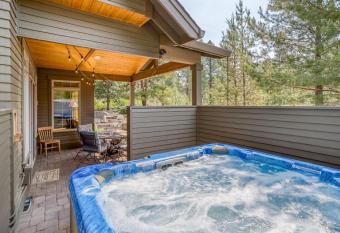 11 Dogleg Lane has Balcony rooms