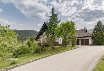 ATMOSPHERE Apartments has Balcony rooms