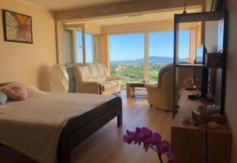 VILA POGLED allows 18 year olds to book a room