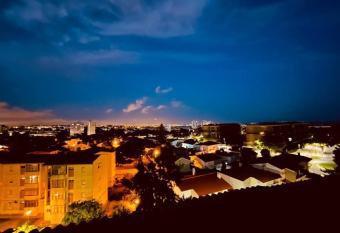 Cascais Terrace Be our Guest has rooms with a private hot tub