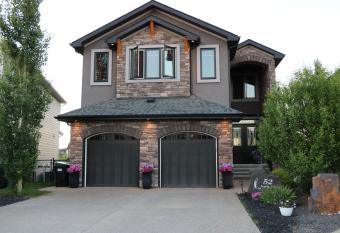 Magnificent 4 bed, 5 baths, 4200 Sq ft with FULL POND VIEW and 30 FT Fountain!!! has Balcony rooms