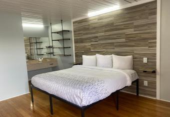 Discovery Inn Macon allows 18 year olds to book a room