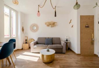 Appartement le Quai du Port Cassis parking clim allows 18 year olds to book a room