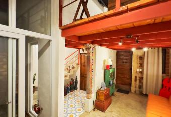 Cozy Bohemian Loft Apartment close Central Plaza has Balcony rooms