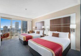 Relax in luxury in Surfers Paradise! has Balcony rooms