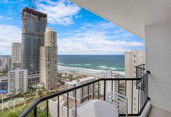 Enjoy fantastic ocean views in Surfers Paradise! has rooms with a private hot tub