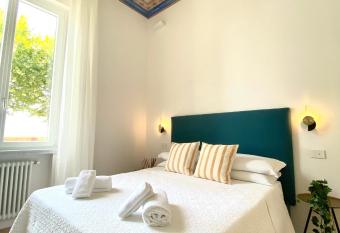 Numero 5 al mare has rooms with a private hot tub