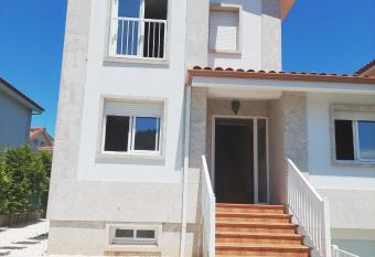 CHALET A SOLO 5 MIN DE OURENSE CIUDAD con jard  n y barbacoa has Balcony rooms