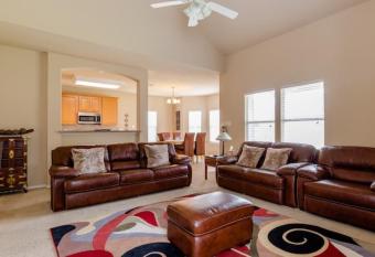 Hero's Home Away From Home - Fun Family Getaway has Balcony rooms