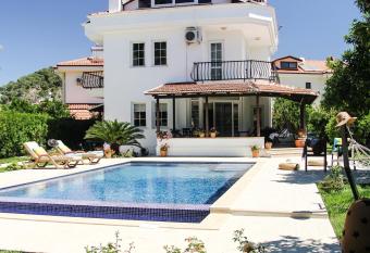 Villa Nest has Balcony rooms