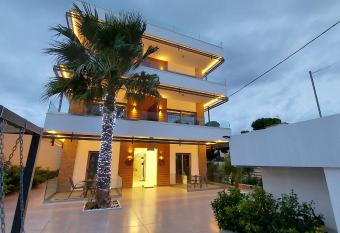 FINIKAS Suites & Apartments 10min from Athens Airport has Balcony rooms