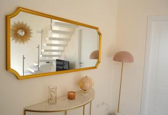 la casa di Gaia has rooms with a private hot tub