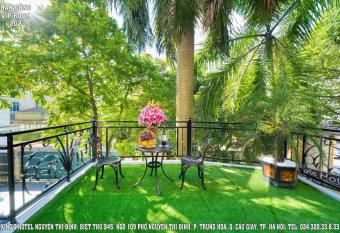 King s Hotel Nguy   n Th         nh has rooms with a private hot tub