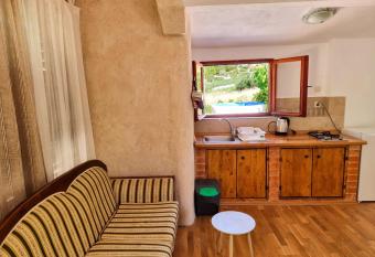 Matan s cottage Kula allows 18 year olds to book a room