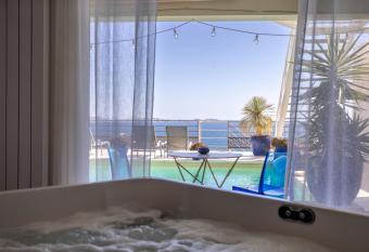 LES SUITES LOVE 1 SPA VUE MER PISCINe allows 18 year olds to book a room