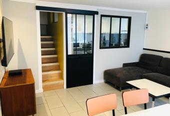 Maison de p  cheur de 1820 au c  ur du bourg - 3   toiles has Balcony rooms