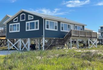 Dog Friendly Cottage just steps to beach / Outdoor living & dining room / Tons of Amenities / Book Now! has Balcony rooms