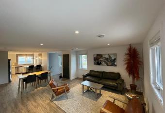 FEONHO - Modern 2-bedroom Central Apartment has Balcony rooms