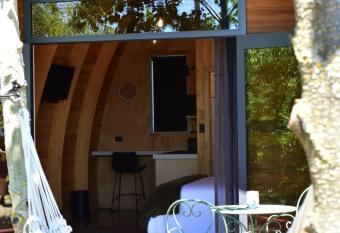 Benger Garden Chalets allows 18 year olds to book a room