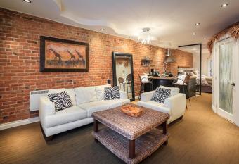 Hotel Kutuma has rooms with a private hot tub