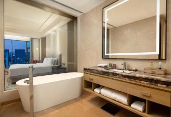 Ramada Plaza By Wyndham Dongguan Songshan Lake has rooms with a private hot tub