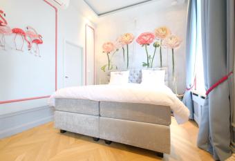 La Maison de la Duchesse de la Valli  re - Chambre Rosaline - Parking priv   gratuit has Balcony rooms