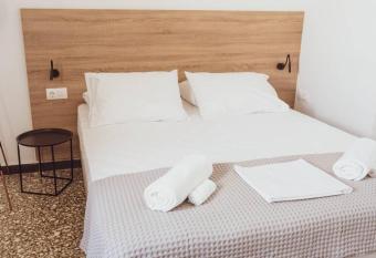 Sunny Downtown Appartment A/C WiFi c1 allows 18 year olds to book a room