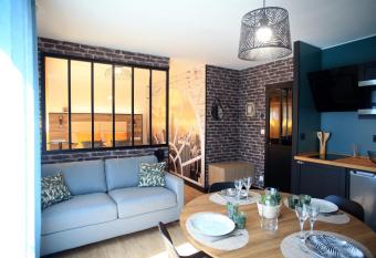 CHARMANT STUDIO CENTRE VILLE GRAND CONFORT PARKING GARE WiFi allows 18 year olds to book a room