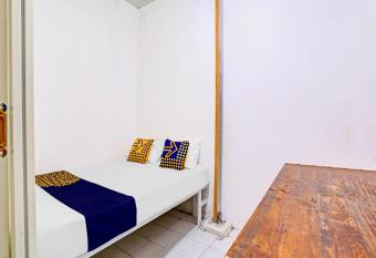 SPOT ON 90586 Hagawa Syariah Homestay allows 18 year olds to book a room