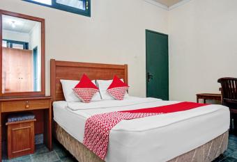 RedDoorz Plus At Hotel Griya Astoeti allows 18 year olds to book a room