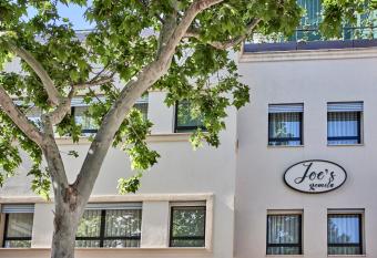 JOE S GOMILA BOUTIQUE HOTEL allows 18 year olds to book a room