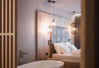 AhriaPura has rooms with a private hot tub