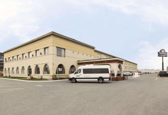 Days Inn by Wyndham Montreal Airport Conference Centre allows 18 year olds to book a room