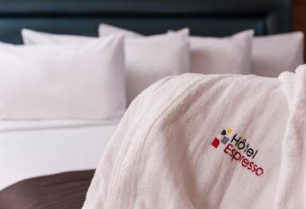 Hotel Espresso Montreal Centre-Ville / Downtown allows 18 year olds to book a room