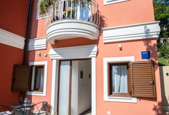 Apartment Iva allows 18 year olds to book a room