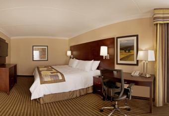 Comfort Inn & Conference Centre Toronto Airport allows 18 year olds to book a room