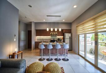 Modern and Spacious 2 bedroom PH, Rooftop & Pool has rooms with a private hot tub