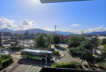 Bel appartement, grand balcon et parking priv   has Balcony rooms