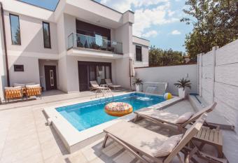 Mi Casa 2 has Balcony rooms