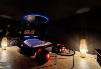 La chambre noire au coeur de Metz (unenuitametz) allows 18 year olds to book a room