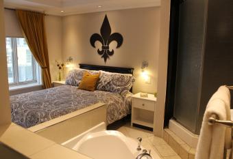 Samesun Montreal Hotel & Hostel has rooms with a private hot tub