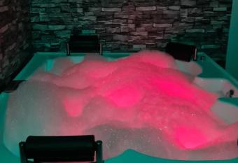 Apartamento de descanso Villa del Rio has rooms with a private hot tub