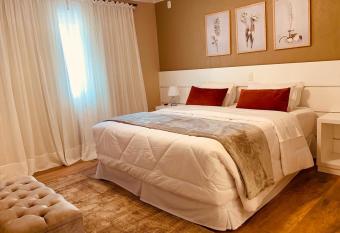 Pousada Quinta do Vale has rooms with a private hot tub