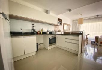 Green Park 2 Ambientes en PB con Jard  n y Parrillero has rooms with a private hot tub