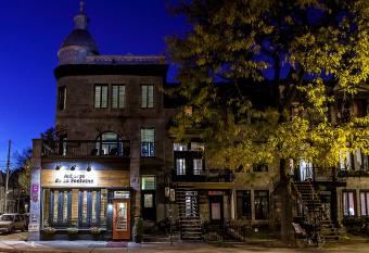 Auberge De La Fontaine has rooms with a private hot tub