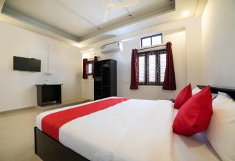 OYO Flagship 66733 Hotel Fortune Bliss allows 18 year olds to book a room
