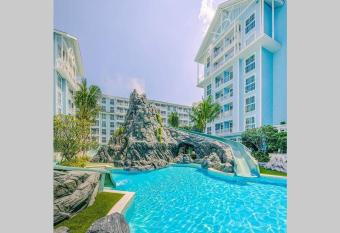 Grand florida Poolview-1BR-Step to jomtien beach has Balcony rooms