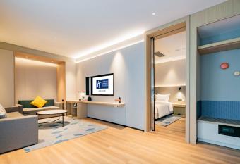 Holiday Inn Express Xi an High Tech Zone North, an IHG Hotel has rooms with a private hot tub