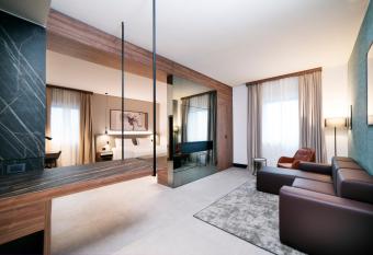 Radisson Hotel Nola Naples has Balcony rooms